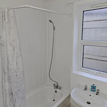 Feriehus Self-contained 1br Flat With Free Parking & Wifi