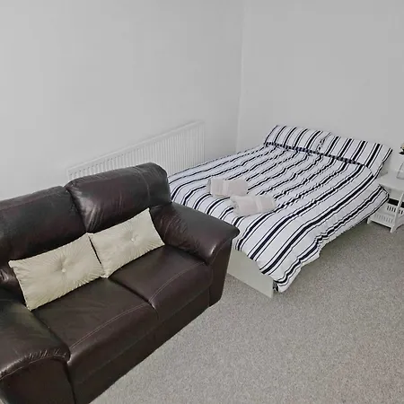 Self-contained 1br Flat With Free Parking & Wifi *