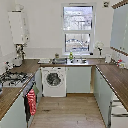 Feriehus Self-contained 1br Flat With Free Parking & Wifi